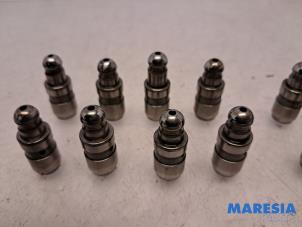 Ventilstößel van een Peugeot 308 (L3/L8/LB/LH/LP) 1.6 16V THP 2014
