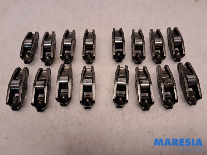 Usagé Culbuteur Renault Master III (FV) 2.3 dCi 100 16V FWD Prix € 60,49 Prix TTC proposé par Maresia Parts