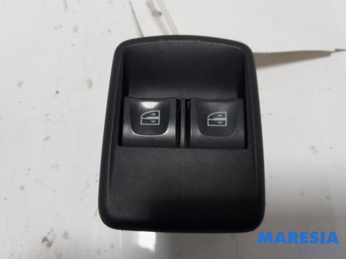Usados Interruptor combinado de ventanillas Renault Trafic (1FL/2FL/3FL/4FL) 1.6 dCi 125 Twin Turbo Precio € 24,19 IVA incluido ofrecido por Maresia Parts