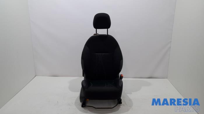 Używane Fotel prawy Peugeot 208 I (CA/CC/CK/CL) 1.0 Vti 12V PureTech Cena € 79,95 Procedura marży oferowane przez Maresia Parts