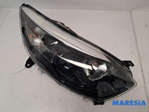 Używane Reflektor prawy Renault Captur (2R) 0.9 Energy TCE 12V Cena € 189,00 Procedura marży oferowane przez Maresia Parts