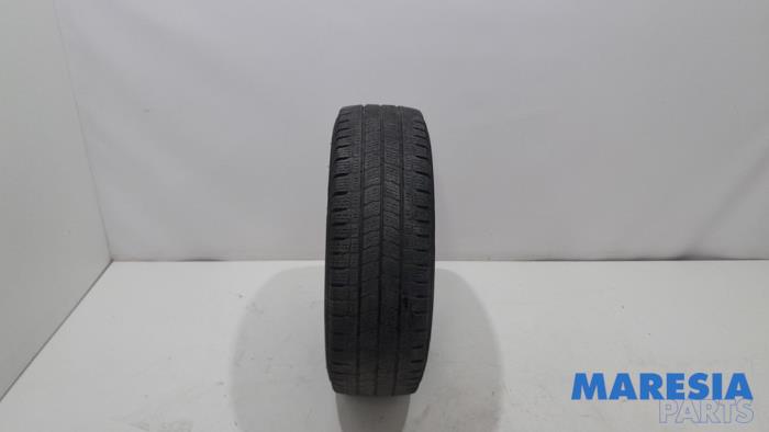 Używane Opona zimowa Opel Vivaro 1.6 CDTi BiTurbo 145 Cena € 30,25 Z VAT oferowane przez Maresia Parts