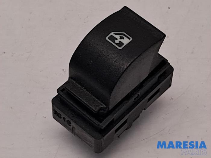 Usados Interruptor de ventanilla eléctrica Fiat Ducato (250) 3.0 140 Natural Power Precio € 30,25 IVA incluido ofrecido por Maresia Parts