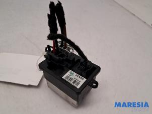 Używane Opornik nagrzewnicy Renault Captur (2R) 0.9 Energy TCE 12V Cena € 20,00 Procedura marży oferowane przez Maresia Parts