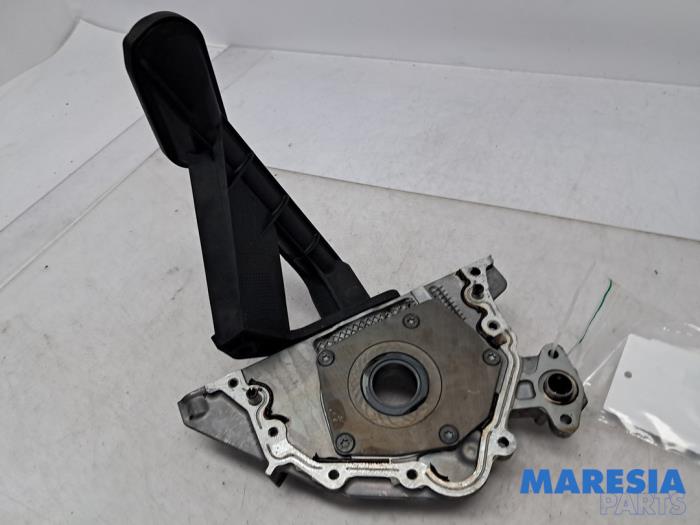 Używane Pompa oleju Peugeot 307 CC (3B) 2.0 16V Cena € 50,00 Procedura marży oferowane przez Maresia Parts