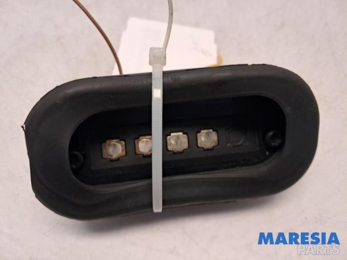 Sliding door contact joint