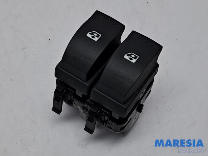 Usados Interruptor de ventanilla eléctrica Renault Espace (JK) 2.0 Turbo 16V Grand Espace Precio € 12,50 Norma de margen ofrecido por Maresia Parts