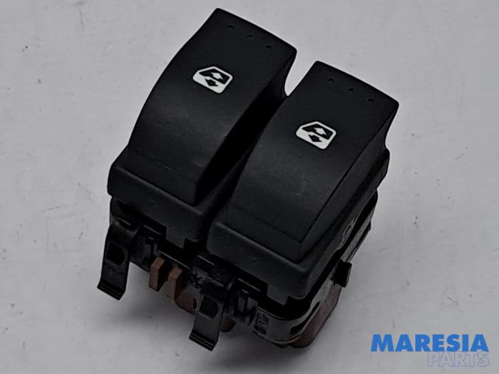 Usados Interruptor de ventanilla eléctrica Renault Espace (JK) 2.0 Turbo 16V Grand Espace Precio € 12,50 Norma de margen ofrecido por Maresia Parts