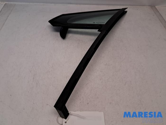 Usados Ventanilla triangular izquierda delante Peugeot 2008 (CU) 1.2 Vti 12V PureTech 82 Precio € 34,99 Norma de margen ofrecido por Maresia Parts