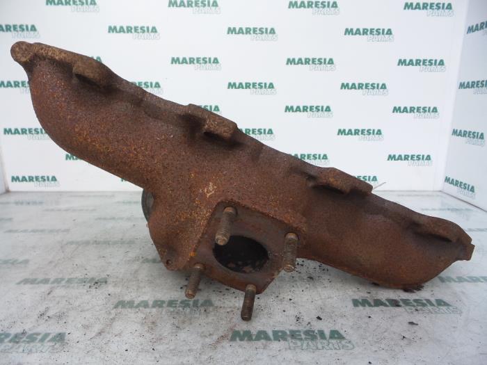Exhaust manifold from a Citroën C8 (EA/EB) 2.2 HDi 16V 2004