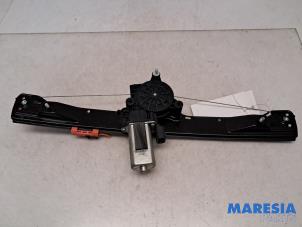 Używane Mechanizm szyby prawej przedniej wersja 4-drzwiowa Fiat Grande Punto (199) 1.4 Cena € 30,00 Procedura marży oferowane przez Maresia Parts