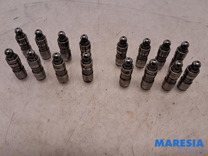 Begagnade Ventillyftare Renault Laguna II Grandtour (KG) 1.8 16V Pris € 30,00 Marginaltabell erbjuds av Maresia Parts