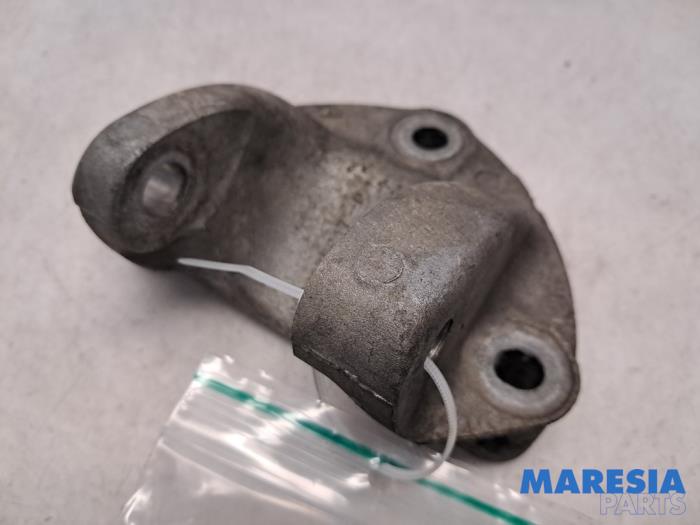 Begagnade Motorfäste Renault Master III (EV/HV/UV/VA/VB/VD/VF/VG/VJ) 2.3 dCi 145 16V FWD Pris € 29,65 Inklusive moms erbjuds av Maresia Parts
