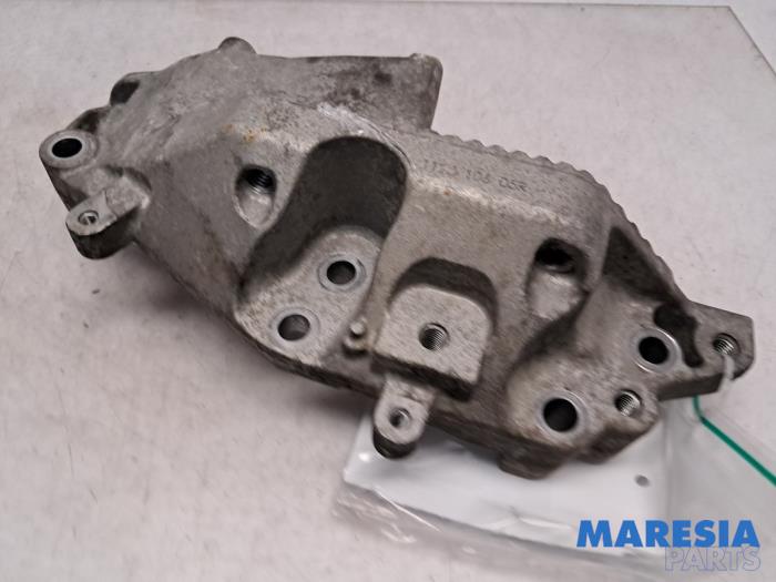 Begagnade Motorfäste Renault Master III (EV/HV/UV/VA/VB/VD/VF/VG/VJ) 2.3 dCi 145 16V FWD Pris € 48,40 Inklusive moms erbjuds av Maresia Parts