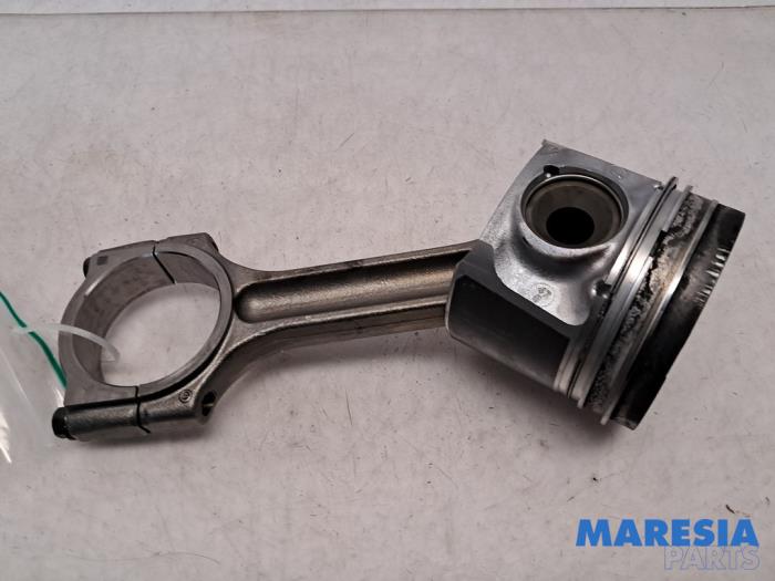 Usados Biela Renault Master III (EV/HV/UV/VA/VB/VD/VF/VG/VJ) 2.3 dCi 145 16V FWD Precio € 90,75 IVA incluido ofrecido por Maresia Parts