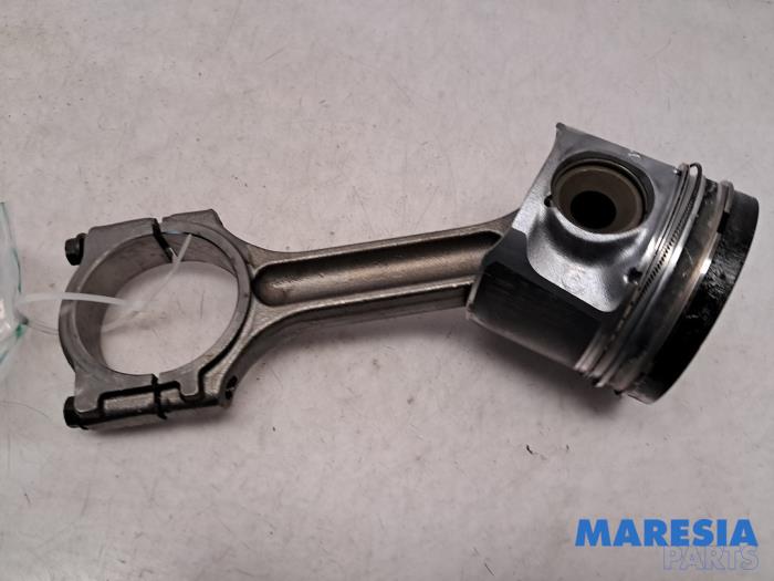 Usados Biela Renault Master III (EV/HV/UV/VA/VB/VD/VF/VG/VJ) 2.3 dCi 145 16V FWD Precio € 90,75 IVA incluido ofrecido por Maresia Parts