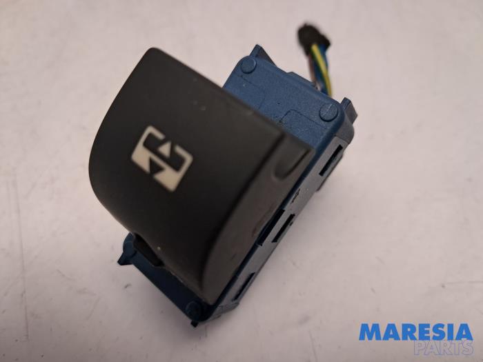 Gebrauchte Schiebedach Schalter Peugeot 5008 I (0A/0E) 1.6 HDiF 16V Preis € 14,99 Margenregelung angeboten von Maresia Parts