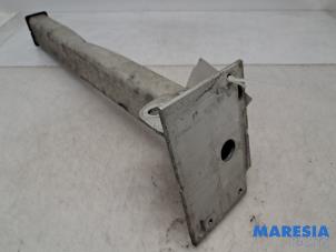 Begagnade Främre gaffelbensstöd, höger Peugeot 3008 I (0U/HU) 1.6 16V THP 155 Pris € 25,00 Marginaltabell erbjuds av Maresia Parts