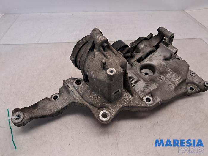 Gebrauchte Dynamostütze oben Peugeot Expert (V1/VA/VB/VE/VF/VT/VY) 2.0 Blue HDi 120 16V Preis € 60,50 Mit Mehrwertsteuer angeboten von Maresia Parts