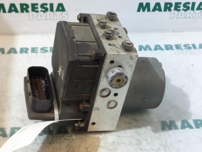 Używane Pompa ABS Fiat Stilo (192A/B) 1.6 16V 5-Drs. Cena € 75,00 Procedura marży oferowane przez Maresia Parts