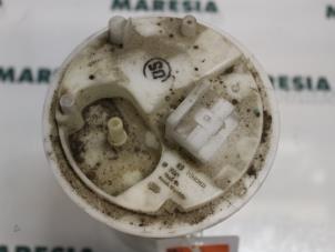 Usados Bomba eléctrica de combustible Fiat Stilo (192A/B) 1.6 16V 5-Drs. Precio € 20,00 Norma de margen ofrecido por Maresia Parts