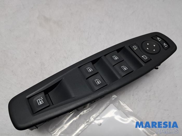 Używane Przelacznik combi okienny Renault Megane III CC (EZ) 1.4 16V TCe 130 Cena € 44,95 Procedura marży oferowane przez Maresia Parts