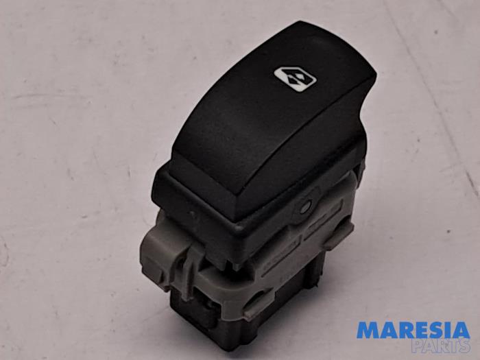 Usados Interruptor de ventanilla eléctrica Renault Twingo II (CN) 1.2 16V Precio € 15,00 Norma de margen ofrecido por Maresia Parts