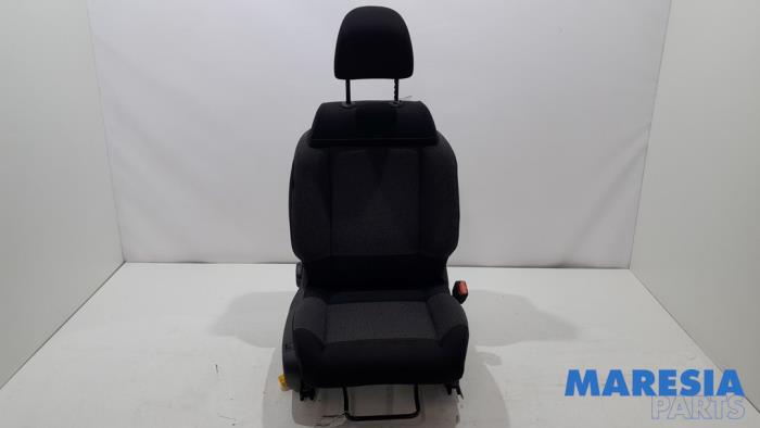 Używane Fotel prawy Citroen C3 (SX/SW) 1.2 Vti 12V PureTech Cena € 149,95 Procedura marży oferowane przez Maresia Parts