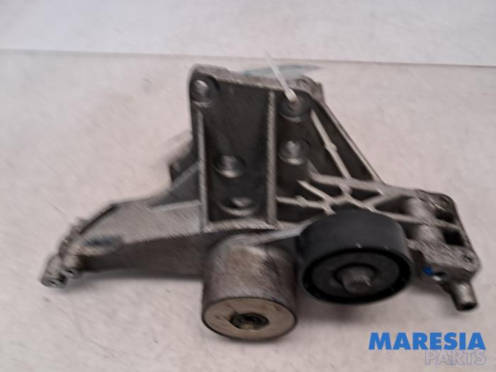Usagé Support dynamo haut Fiat 500 (312) 1.4 16V Prix € 49,95 Règlement à la marge proposé par Maresia Parts