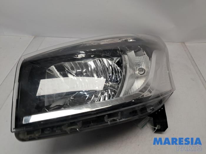 Używane Reflektor lewy Renault Trafic (1FL/2FL/3FL/4FL) 1.6 dCi 90 Cena € 163,35 Z VAT oferowane przez Maresia Parts
