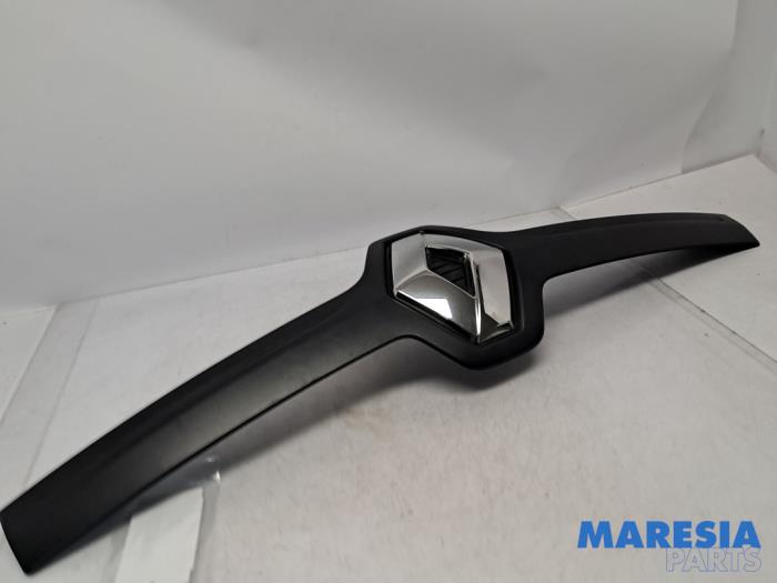 Używane Grill Renault Trafic (1FL/2FL/3FL/4FL) 1.6 dCi 90 Cena € 90,75 Z VAT oferowane przez Maresia Parts