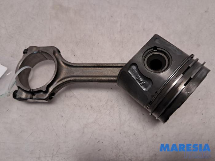Begagnade Vevstake Fiat Doblo Cargo (263) 1.3 MJ 16V DPF Euro 5 Pris € 72,59 Inklusive moms erbjuds av Maresia Parts