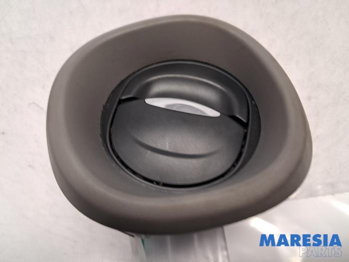 Begagnade Luftmunstycke, instrumentbräda Renault Trafic (1FL/2FL/3FL/4FL) 1.6 dCi 90 Pris € 12,10 Inklusive moms erbjuds av Maresia Parts