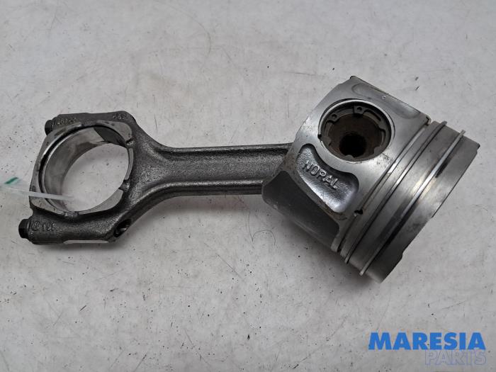 Używane Tlok Fiat Ducato (250) 2.0 D 115 Multijet Cena € 65,00 Procedura marży oferowane przez Maresia Parts