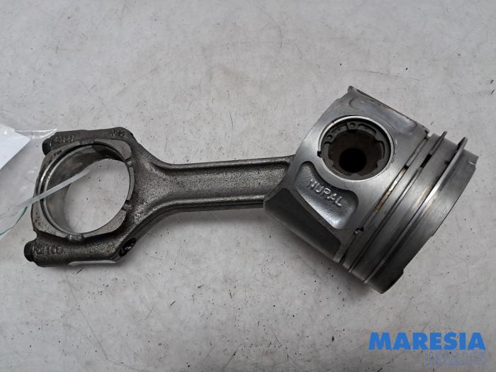 Używane Tlok Fiat Ducato (250) 2.0 D 115 Multijet Cena € 65,00 Procedura marży oferowane przez Maresia Parts