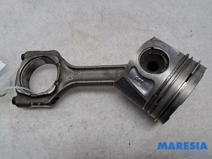 Używane Tlok Fiat Ducato (250) 2.0 D 115 Multijet Cena € 65,00 Procedura marży oferowane przez Maresia Parts