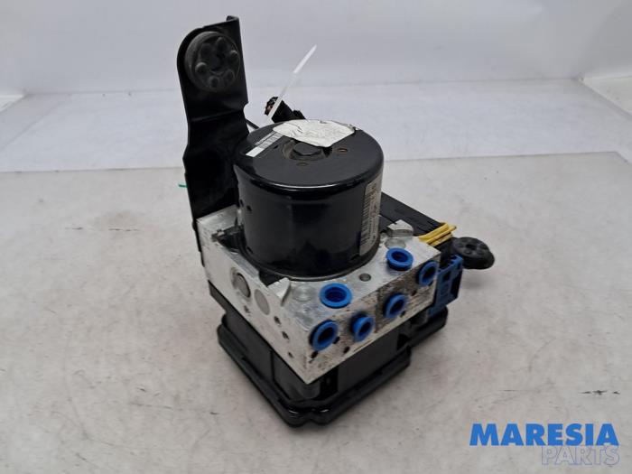 Usagé Bloc ABS Renault Megane III Grandtour (KZ) 1.2 16V TCE 115 Prix € 198,00 Règlement à la marge proposé par Maresia Parts