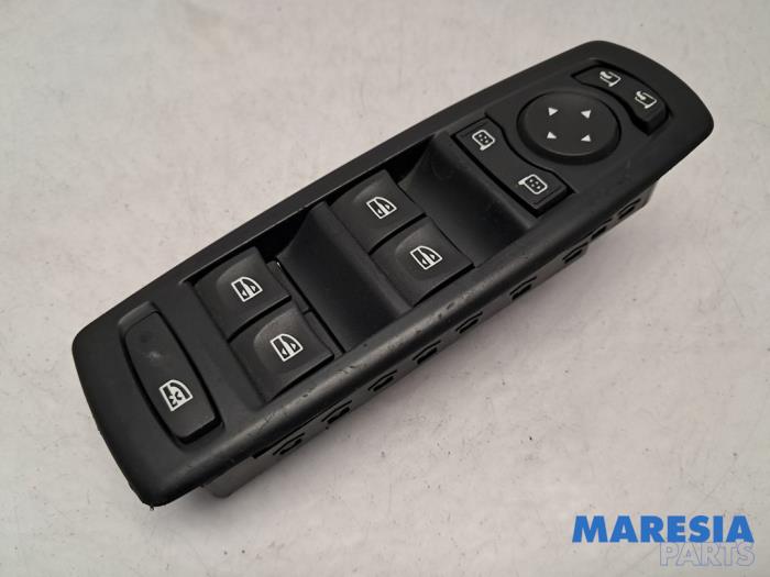 Używane Przelacznik combi okienny Renault Megane III Grandtour (KZ) 1.2 16V TCE 115 Cena € 35,00 Procedura marży oferowane przez Maresia Parts