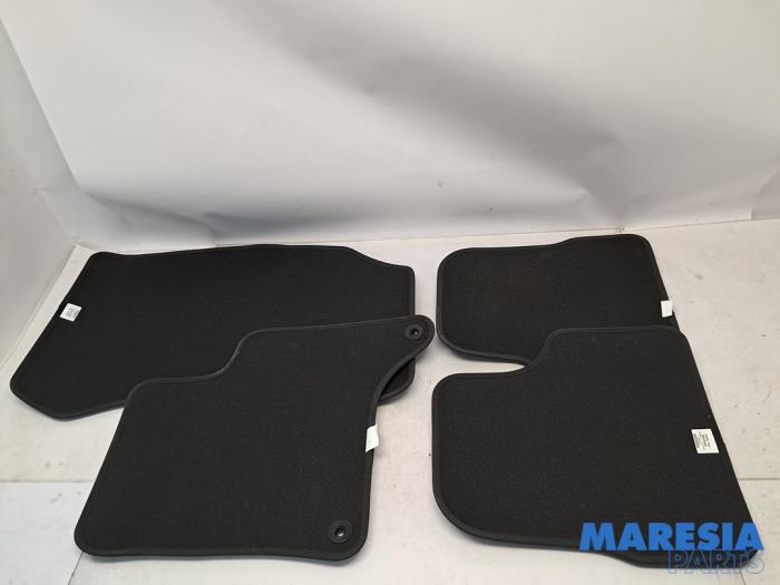 Gebrauchte Matten Set Peugeot 208 II (UB/UH/UP) 1.2 Hybrid 136 Preis € 65,00 Margenregelung angeboten von Maresia Parts