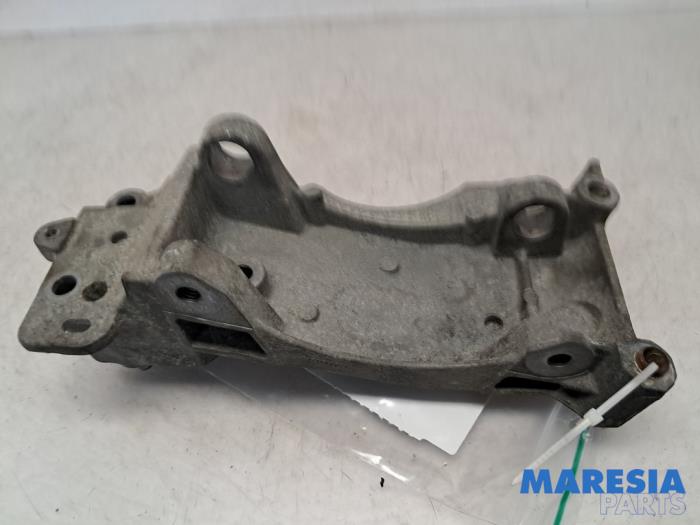 Usagé Support dynamo haut Citroen C5 III Tourer (RW) 2.0 16V Prix € 24,95 Règlement à la marge proposé par Maresia Parts