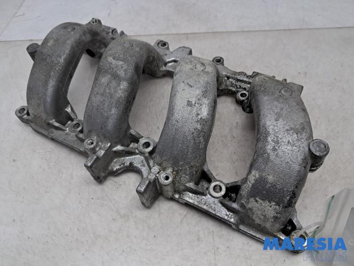 Używane Kolektor dolotowy Fiat Palio Weekend (178D) 1.6 16V Cena € 40,00 Procedura marży oferowane przez Maresia Parts