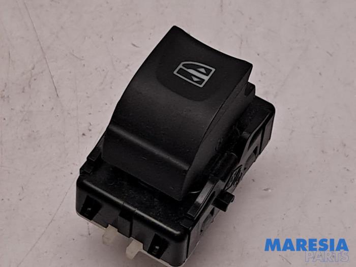 Usados Interruptor combinado de ventanillas Renault Trafic (1FL/2FL/3FL/4FL) 2.0 dCi 16V 120 Precio € 18,14 IVA incluido ofrecido por Maresia Parts