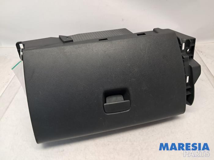 Gebrauchte Handschuhfach Renault Trafic (1FL/2FL/3FL/4FL) 2.0 dCi 16V 120 Preis € 48,40 Mit Mehrwertsteuer angeboten von Maresia Parts