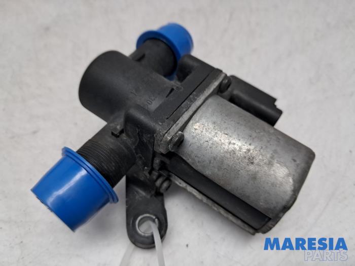 Begagnade Extra vattenpump Renault Trafic (1FL/2FL/3FL/4FL) 2.0 dCi 16V 120 Pris € 60,49 Inklusive moms erbjuds av Maresia Parts
