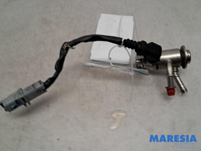 Używane Wtryskiwacz AdBlue Renault Trafic (1FL/2FL/3FL/4FL) 2.0 dCi 16V 120 Cena € 169,40 Z VAT oferowane przez Maresia Parts