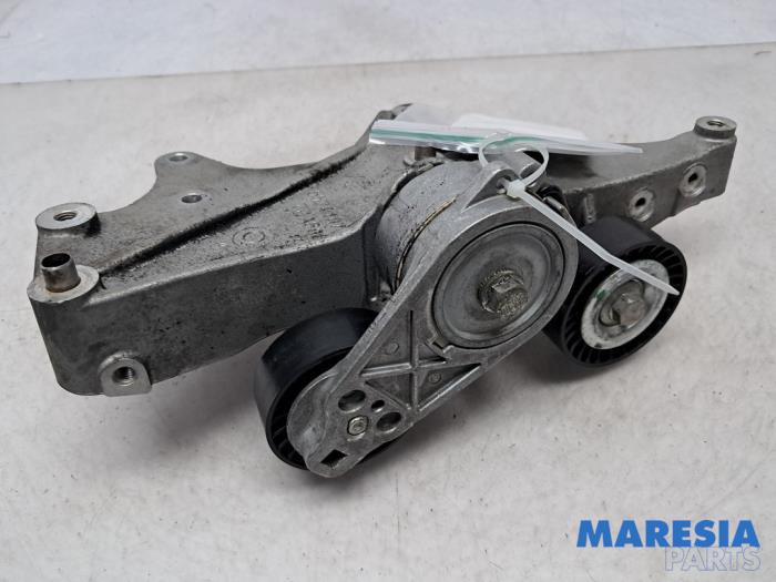 Support dynamo bas d'un Fiat Punto III (199) 0.9 TwinAir Turbo 100 2014