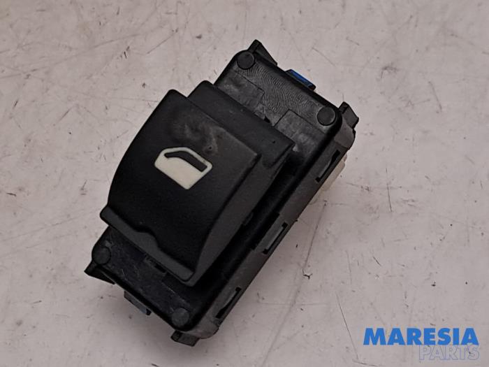 Usados Interruptor de ventanilla eléctrica Opel Combo Cargo 1.5 CDTI 100 Precio € 12,10 IVA incluido ofrecido por Maresia Parts