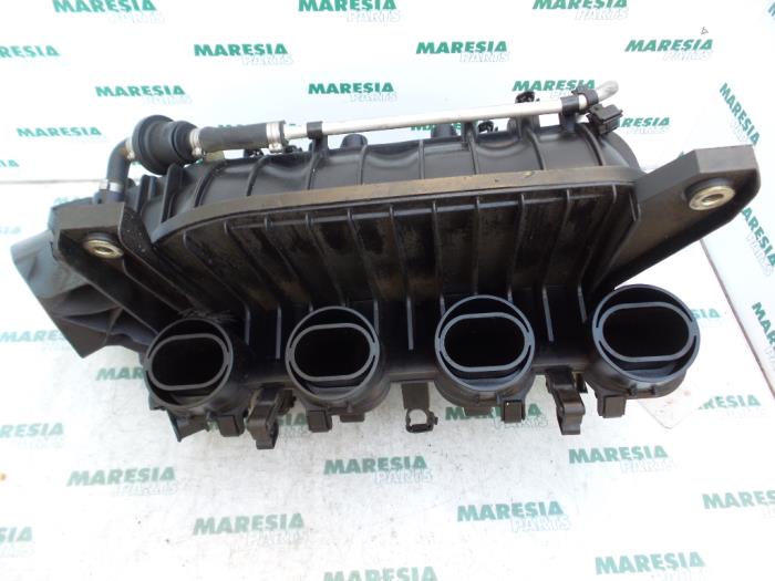 Intake manifold from a Alfa Romeo 147 (937) 1.6 HP Twin Spark 16V 2002