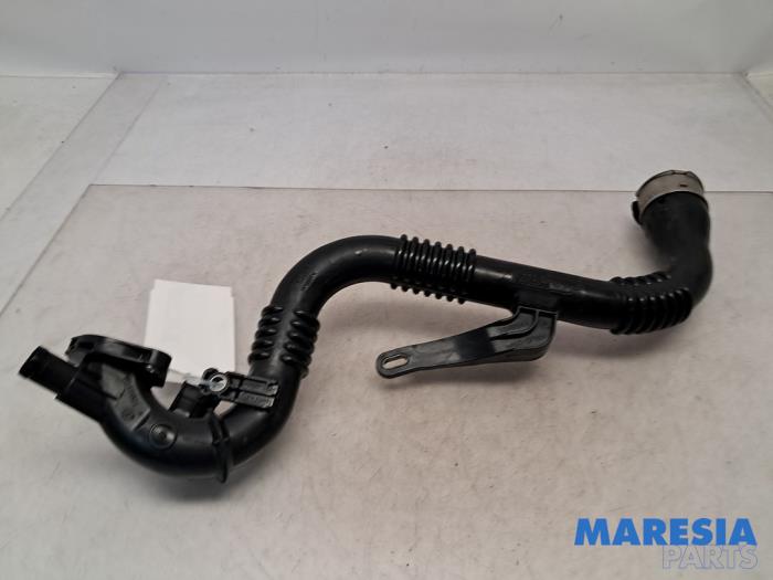 Intercooler Rohr Renault Clio IV (5R), 2012 / 2021 0.9 Energy TCE 90 12V, Fließheck, 4-tr, Benzin, 898cc, 66kW (90pk), FWD, H4B408; H4BB4, 2015-07 / 2021-08, 5R22; 5R24; 5R32; 5R2R; 5RB2; 5RD2; 5RE2; 5RH2 (Gebraucht)