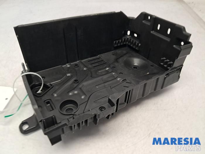 Begagnade Batterilåda Peugeot 208 II (UB/UH/UP) 1.2 Hybrid 136 Pris € 39,99 Marginaltabell erbjuds av Maresia Parts